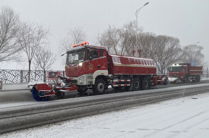 leyu.乐鱼环境除冰雪装备全力投入破冰作业，助力北京道路交通安全